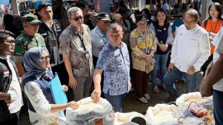 Kanit Ekonomi IPDA Gagas Dewanta S.Tr.K., M.H. melakukan sidak di Pasar Tradisional Sidamanik