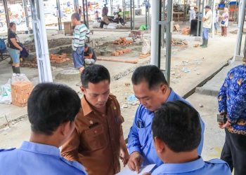 Wali Kota Pematangsiantar Wesly Silalahi SH MKn diwakili Sekda Junaedi Antonius Sitanggang SSTP MSi meninjau percepatan pemindahan pedagang Gedung IV Pasar Horas ke lokasi kios darurat