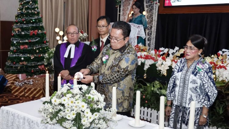 Wali Kota Pematangsiantar Wesly Silalahi SH MKn didampingi Ny Liswati hadiri Perayaan Natal Keluarga Besar Perumda Air Minum Tirta Uli di Hotel Sapadia