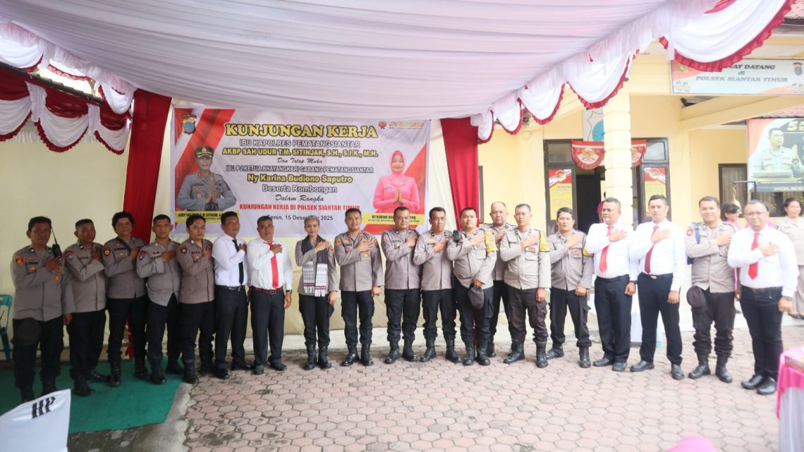Kapolres Pematangsiantar AKBP Sah Udur T.M. Sitinjak SH. SIK. MH dan Wakapolres Kompol Budiono S. SH. MH photo bersama Kapolsek Siantar Timur IPTU Edy J.J. Manalu SH. MH beserta personil saat kunker