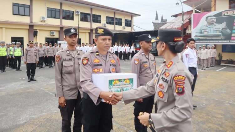 Kapolres Pematangsiantar AKBP Sah Udur T.M. Sitinjak SH. SIK. MH pemberian Bingkisan Natal kepada perwakilan personil IPDA Jaya Manihuruk
