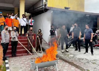 Kapolres Pematangsiantar AKBP Sah Udur T.M. Sitinjak SH. SIK. MH pimpin pemusnahan barang bukti narkotika jenis ganja seberat 1.906,85 gram