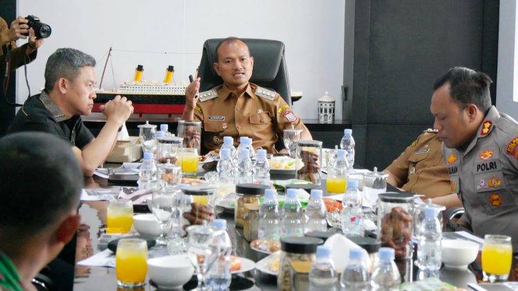 Walikota Kota Tanjungbalai Mahyaruddin saat pimpin rakor bersama Forkopimda