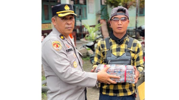 Tim pengiriman bantuan Polres Simalungun dipimpin Kabag Logistik KOMPOL Pandapotan Butar Butar S.H dan Kasat Samapta AKP Rudi Handoko S.H., M.H tiba di Posko Dapur Umum Kelurahan Sibual Nauli, Kabupaten Tapteng.