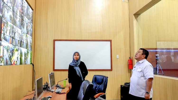 Wali Kota Pematangsiantar Wesly Silalahi SH MKn didampingi Kominfo Kota Pematangsiantar Johannes Sihombing SSTP MSi memantau CCTV yang sudah terpasang.