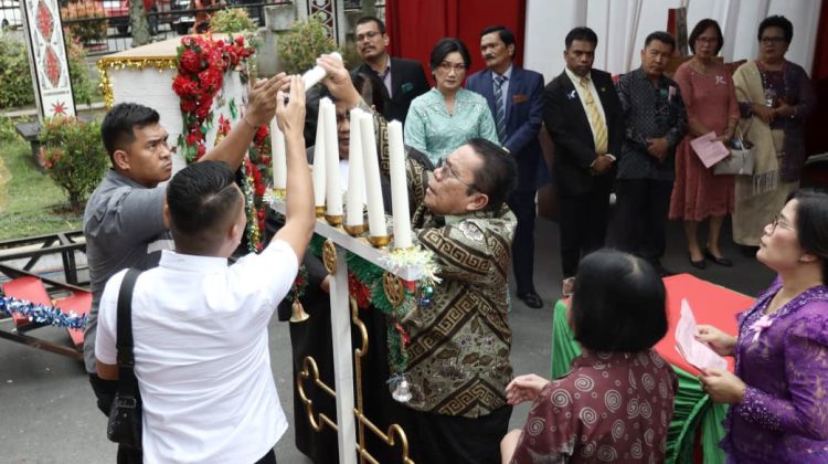 Wali Kota Pematangsiantar Wesly Silalahi SH MKn menghadiri Perayaan Natal ASN) di Lingkungan Pemko Pematangsiantar Tahun 2025 di halaman Balai Kota, Jalan Merdeka,