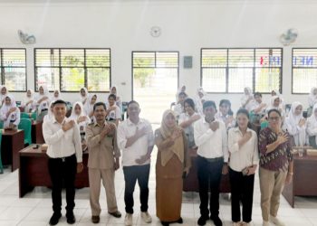 Kasat Resnarkoba AKP Irwanta Sembiring SH. MH dan KBO IPTU Apri Damanik SH. MH sosialisasi Bahaya Narkoba di SMK Negeri 3