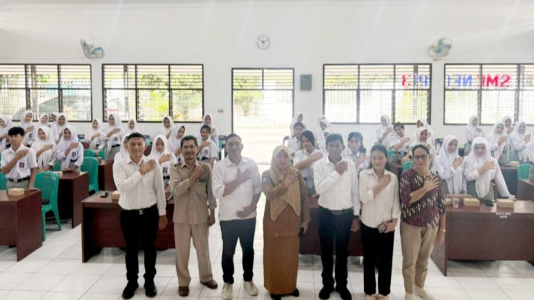 Kasat Resnarkoba AKP Irwanta Sembiring SH. MH dan KBO IPTU Apri Damanik SH. MH sosialisasi Bahaya Narkoba di SMK Negeri 3