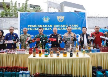 Kapolrestabes Medan, Kombes Pol Dr. Jean Calvijn Simanjuntak hadiri pemusnahan barang yang menjadi milik negara (BMN) hasil penindakan di bidang kepabeanan dan cukai. (Foto Ist)