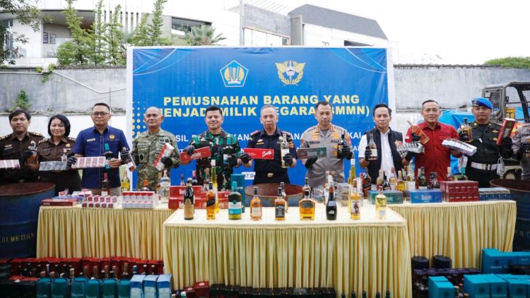 Kapolrestabes Medan, Kombes Pol Dr. Jean Calvijn Simanjuntak hadiri pemusnahan barang yang menjadi milik negara (BMN) hasil penindakan di bidang kepabeanan dan cukai. (Foto Ist)