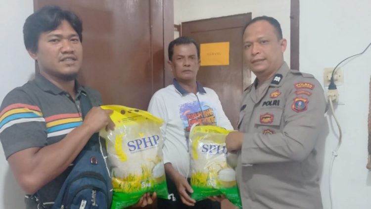 Personil Polseķ Sianțar Selatan saat memberikan beras SPHP yang dibeli masyarakat