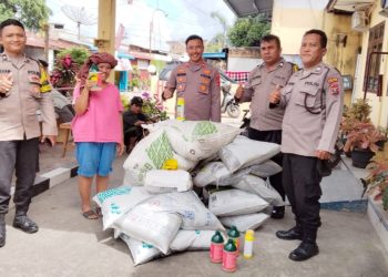 Kapolsek Siantar Barat IPTU Raja Kaya Haloho SH. MH bersama P.S Kanit Binmas Aiptu S. M. Purba dan Bhabinkamtibmas saat distribusikan bantuan kepada warga petani binaan