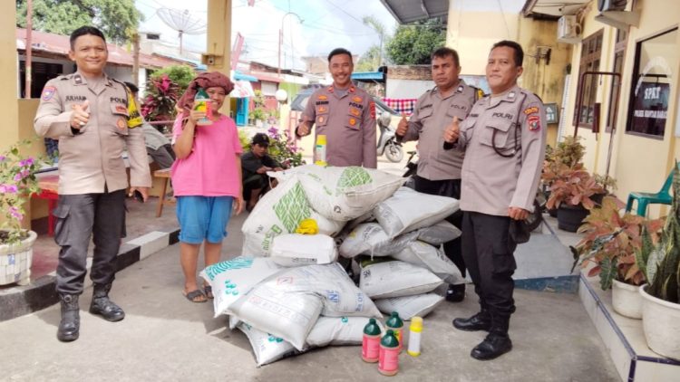 Kapolsek Siantar Barat IPTU Raja Kaya Haloho SH. MH bersama P.S Kanit Binmas Aiptu S. M. Purba dan Bhabinkamtibmas saat distribusikan bantuan kepada warga petani binaan