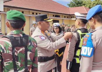 Kapolres Simalungun AKBP Marganda Aritonang, S.H. S.I.K. M.M sematkan tanda pita Operasi Lilin Toba 2025 kepada perwakilan personil