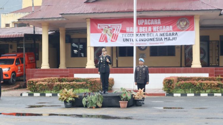 Kapolres Pematangsiantar AKBP Sah Udur T.M. Sitinjak SH. SIK. MH Pimpin Upacara Bela Negara ke 77 Tahun 2025