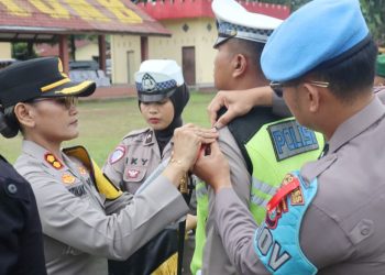 Kapolres Pematangsiantar AKBP Sah Udur T.M. Sitinjak SH. SIK. MH sematkan tanda pita Ops Lilin Toba Tahun 2025 kepada perwakilan personil