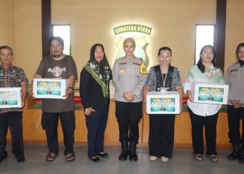 Kapolres Pematangsiantar AKBP Sah Udur T.M Sitinjak S.H. S.I.K. M.H didampingi Kasi Humas IPTU Agustina Triyadewi dan Kasubsi Penmas IPDA Esron Pasaribu serahkan secara simbolis bingkisan kepada wartawan unit yang merayakan Natal tahun 2025