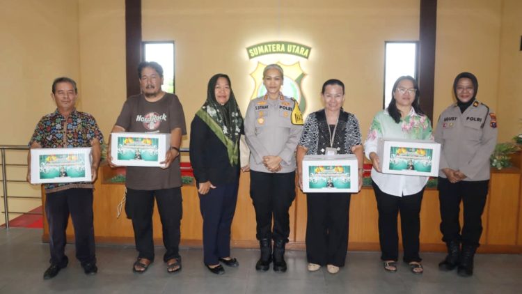 Kapolres Pematangsiantar AKBP Sah Udur T.M Sitinjak S.H. S.I.K. M.H didampingi Kasi Humas IPTU Agustina Triyadewi dan Kasubsi Penmas IPDA Esron Pasaribu serahkan secara simbolis bingkisan kepada wartawan unit yang merayakan Natal tahun 2025