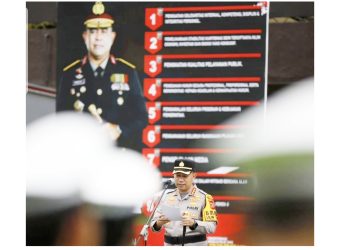 Kapolrestabes Medan Kombes Pol Dr Jean Calvijn Simanjuntak, S.I.K. M.H saat pimpin apel gelar pasukan Operasi Lilin Toba 2025 (Foto Ist)