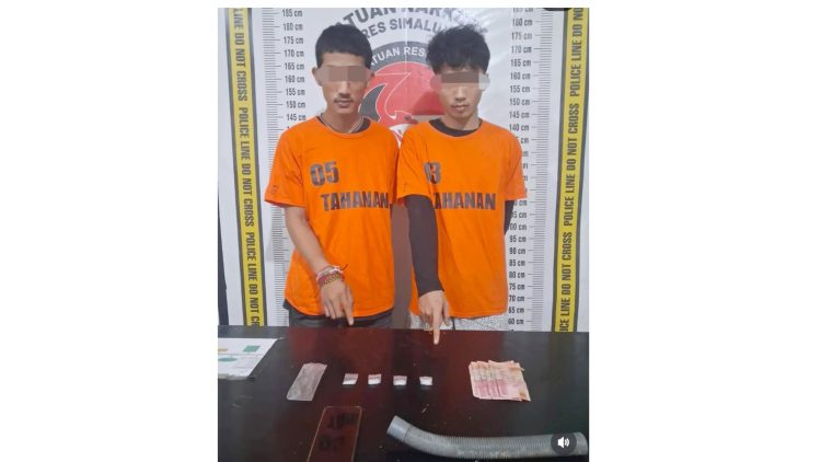 Kedua tersangka Agil Fathin Al Hazmi dan Andana Tri Azyuda beserta barang bukti