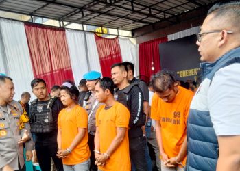 Kapolrestabes Medan Kombes Pol Dr Jean Calvijn Simanjuntak SIK MH memaparkan hasil ungkap kasus narkotika dan penyerangan anggota di Mapolrestabes Jalan HM Said Medan dengan menghadirkan para tersangka. (Foto Ist)