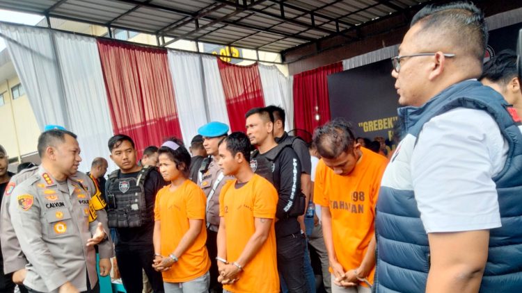 Kapolrestabes Medan Kombes Pol Dr Jean Calvijn Simanjuntak SIK MH memaparkan hasil ungkap kasus narkotika dan penyerangan anggota di Mapolrestabes Jalan HM Said Medan dengan menghadirkan para tersangka. (Foto Ist)