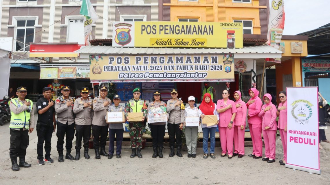 Kapolres Pematangsianțar AKBP Sah Udur T.M. Sitinjak SH. SIK. MH bersama Bhayangkari Cabang Pematangsiantar di Pospam II Parluasan