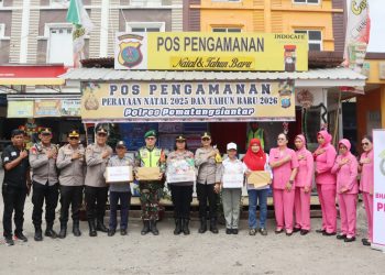 Kapolres Pematangsianțar AKBP Sah Udur T.M. Sitinjak SH. SIK. MH bersama Bhayangkari Cabang Pematangsiantar di Pospam II Parluasan
