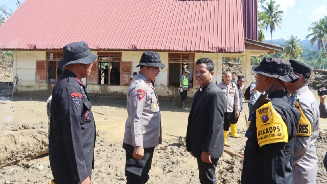 Kapolda Sumut, Irjen Pol Whisnu Hermawan Februanto meninjau Gereja GKPA Hutagodang yang turut terdampak bencana banjir dan tanah longsor. (Foto Ist)