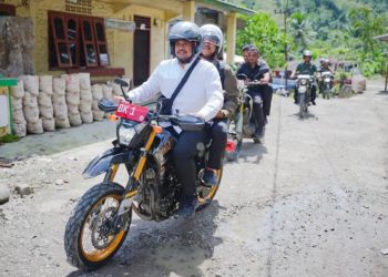 Gubsu Bobby Nasution bersama Wakil Presiden Gibran Rakabuming Raka meninjau lokasi rencana pembangunan jembatan gantung Sungai Gomo di Desa Sifalago Gomo, Kabupaten Nias Selatan (Foto Ist)