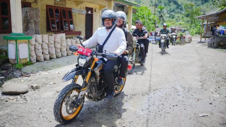 Gubsu Bobby Nasution bersama Wakil Presiden Gibran Rakabuming Raka meninjau lokasi rencana pembangunan jembatan gantung Sungai Gomo di Desa Sifalago Gomo, Kabupaten Nias Selatan (Foto Ist)