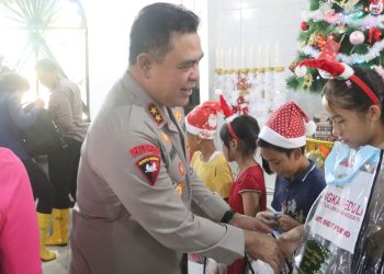 Kapolda Sumut, Irjen Pol Whisnu Hermawan Februanto, bersama Ibu Ketua Bhayangkari Daerah Sumut, Ny. Mona Whisnu Hermawan merayakan Natal di Gereja HKBP Hutagodang, Kecamatan Batang Toru. (Foto Ist)