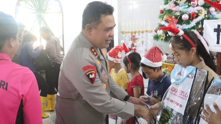 Kapolda Sumut, Irjen Pol Whisnu Hermawan Februanto, bersama Ibu Ketua Bhayangkari Daerah Sumut, Ny. Mona Whisnu Hermawan merayakan Natal di Gereja HKBP Hutagodang, Kecamatan Batang Toru. (Foto Ist)