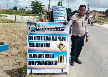 Kanit Regident IPTU Elon Sitinjak, S.H saat pasang Rambu Petunjuk Arah di di seputaran Tol Panei - Ringroad