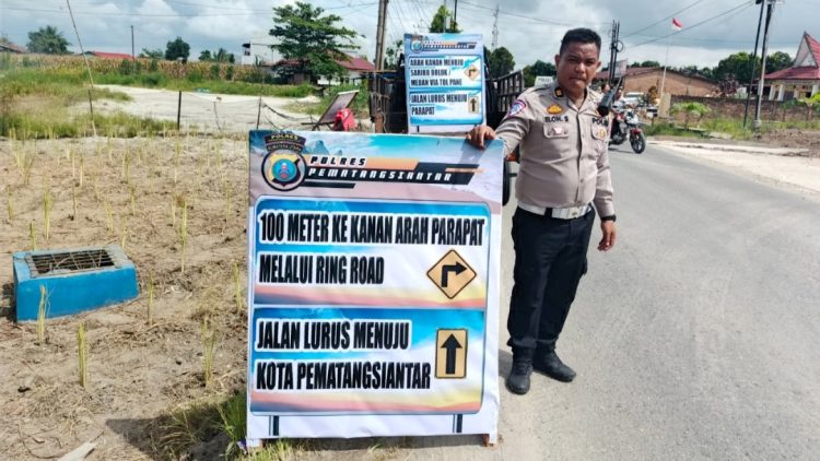 Kanit Regident IPTU Elon Sitinjak, S.H saat pasang Rambu Petunjuk Arah di di seputaran Tol Panei - Ringroad