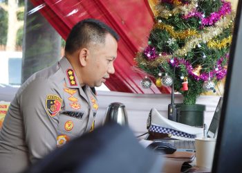 Kapolrestabes Medan, Kombes Pol Dr. Jean Calvijn Simanjuntak, meninjau langsung kesiapan Pospam Operasi Lilin Toba-2025 yang didirikan di Jalan Sisingamangaraja, Medan. (Foto Ist)