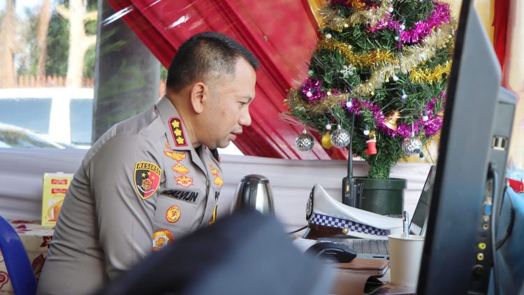 Kapolrestabes Medan, Kombes Pol Dr. Jean Calvijn Simanjuntak, meninjau langsung kesiapan Pospam Operasi Lilin Toba-2025 yang didirikan di Jalan Sisingamangaraja, Medan. (Foto Ist)