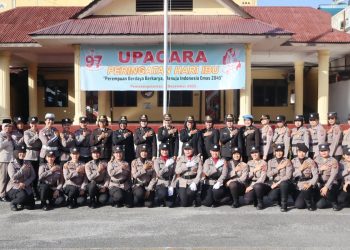 Kapolres Pematangsiantar AKBP Sah Udur T.M. Sitinjak SH. SIK. MH photo bersama para Polwan usai upacara Peringatan Hari Ibu ke 79