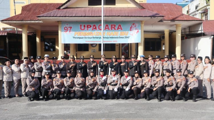 Kapolres Pematangsiantar AKBP Sah Udur T.M. Sitinjak SH. SIK. MH photo bersama para Polwan usai upacara Peringatan Hari Ibu ke 79
