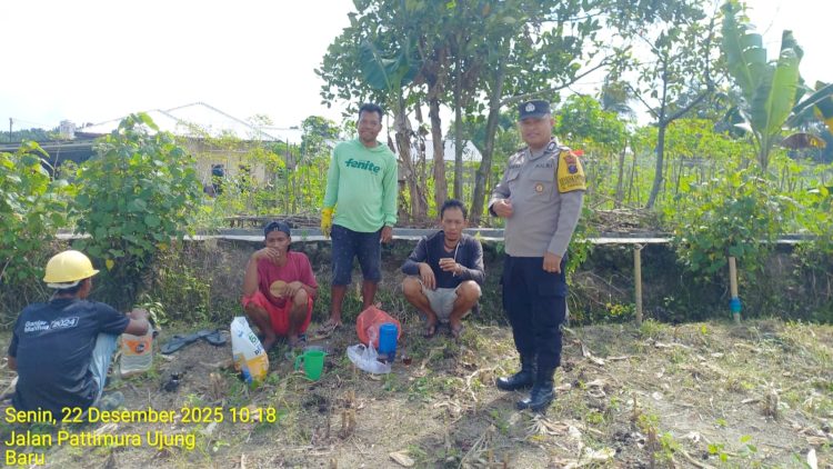 Bhabinkamtibmas Kelurahan Parhorasan Nauli Bripka P. Butar Butar laksanakan monitoring ladang jagung milik warga di Jl. Pattimura Ujung