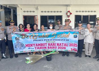 Kapolsek Siantar Selatan IPTU Priston Simbolon bersama personil memberikan Bansos di GKPS Jalan Sudirman