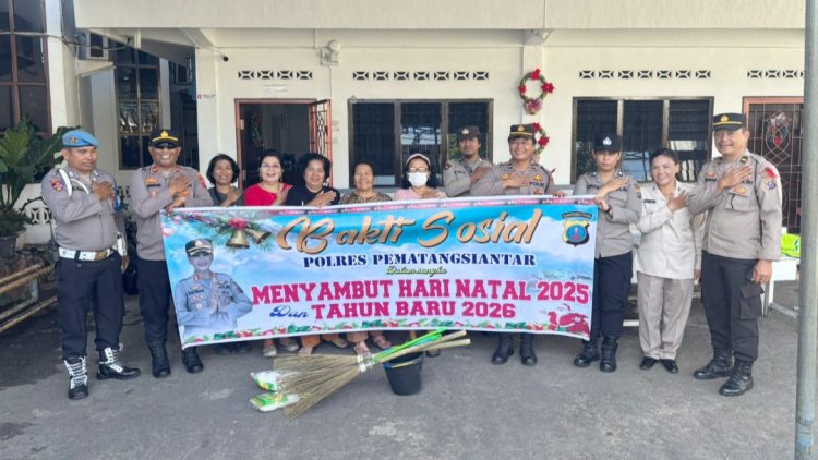 Kapolsek Siantar Selatan IPTU Priston Simbolon bersama personil memberikan Bansos di GKPS Jalan Sudirman