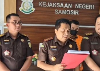 Kajari Samosir Satria Irawan memberikan keterangan kepada wartawan di Kantor Kejakri Samosir dengan menghadirkan tersangka Kadis Sosial PMD. (Foto Ist)
