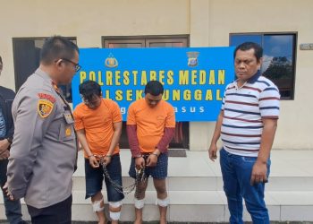 Kapolsek Sunggal, Kompol Bambang G Hutabarat S.H.M.H saat paparan kasus tindak pidana Curas dengan menghadirkan dua tersangka. (Foto Ist)