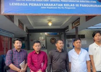 Tim penasihat hukum Kadis Sosial PMD Samosir terdiri atas Rudi Zainal Sihombing, Dwi Ngai Sinaga, Benri Pakpahan, dan Rizon Manullang saat memberikan keterangan kepada wartawan di Lapas Kelas III Pangururan. (Foto Ist)