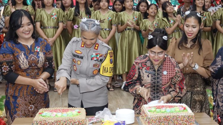 Kapolres Pematangsianțar AKBP Sah Udur T.M. Sitinjak SH. SIK. MH hadiri Perayaan Natal Tim Penggerak PKK Pematangsiantar dan Perayaan Hari Ibu Tahun 2025