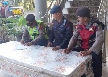 Satuan Samapta bersama Tim Unit Komposit Gegana Brimob Kompi 2 Yon B Polda Sumut melaksanakan sterilisasi Gereja