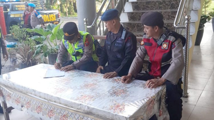 Satuan Samapta bersama Tim Unit Komposit Gegana Brimob Kompi 2 Yon B Polda Sumut melaksanakan sterilisasi Gereja