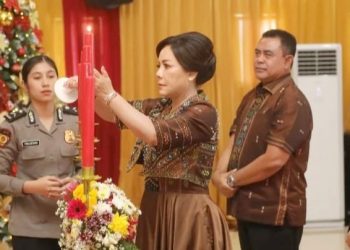 Kapolda Sumut Irjen Pol. Whisnu Hermawan Februanto didampingi Ketua Bhayangkari Daerah Sumut Ny. Mona Whisnu Hermawan prosesi penyalaan lilin Perayaan Natal Polda Sumut Tahun 2025 di Gereja Oikumene Mapolda Sumut (Foto Ist)