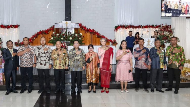 Wali Kota Pematangsiantar Wesly Silalahi SH MKn hadiri Perayaan Natal Keluarga Besar Polres Pematangsiantar Tahun 2025, di GKPS Jalan Jenderal Sudirman